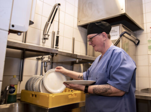 Kvinnelig kjøkkenarbeider Rørvik samfunnshus., Foto.